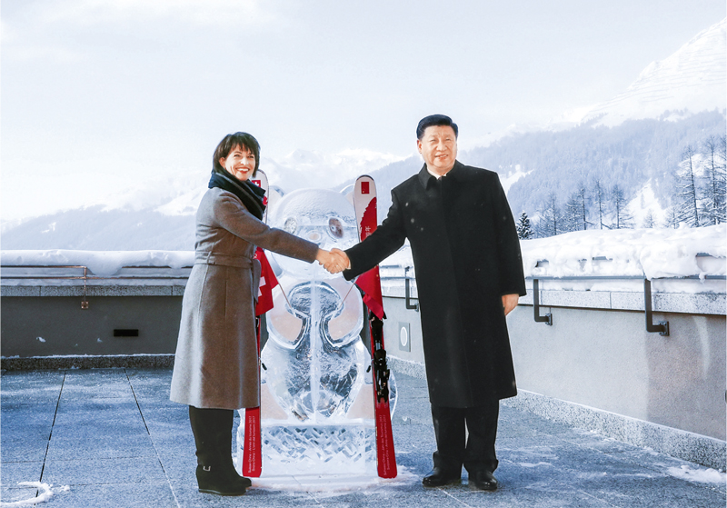 2017年1月17日,国家主席习近平同瑞士联邦主席洛伊特哈德在达沃斯共同启动中瑞旅游年。两国元首在熊猫冰雕像和印有中瑞两国国旗及“中瑞旅游年”字样的滑雪板旁合影留念。 新华社记者 丁林/摄